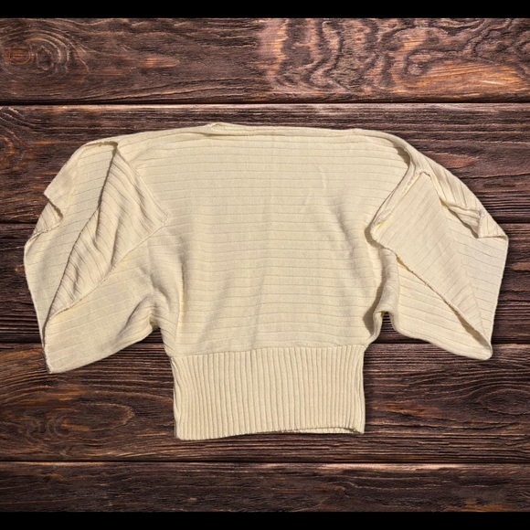 Butterfly style knit top - Picture 3 of 5